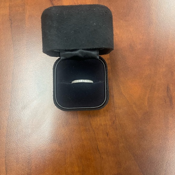 Elegant Silver Women's Ring - Picture 1 of 3